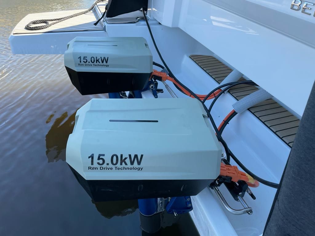 Buitenboordmotor gemonteerd aan de achterkant van een boot, klaar voor gebruik op open water, benadrukt kracht en moderne technologie