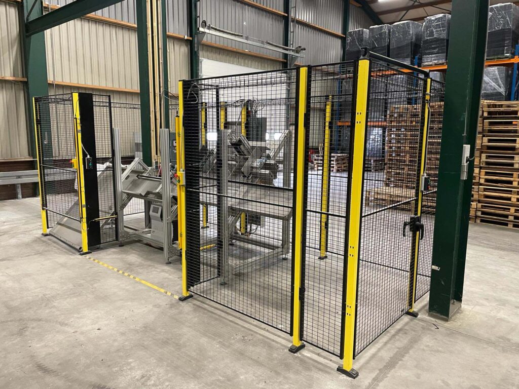 Een geavanceerde productiemachine in werking binnen de industriële omgeving van een bedrijfshal, uitgerust met elektronica en pneumatiek, omgeven door materialen.